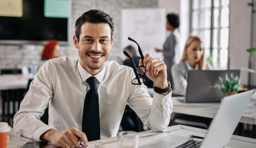 Persona felice a lavoro