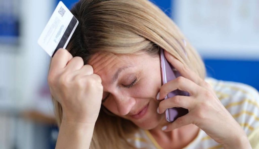 Donna triste al telefono