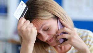 Donna triste al telefono