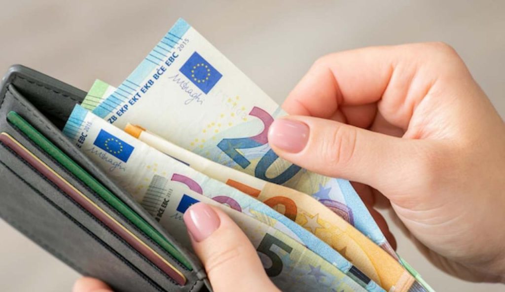 Persona che prende 20€ dal portafogli