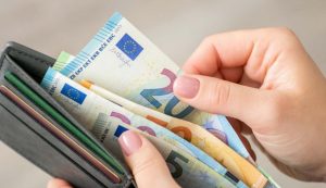 Persona che prende 20€ dal portafogli