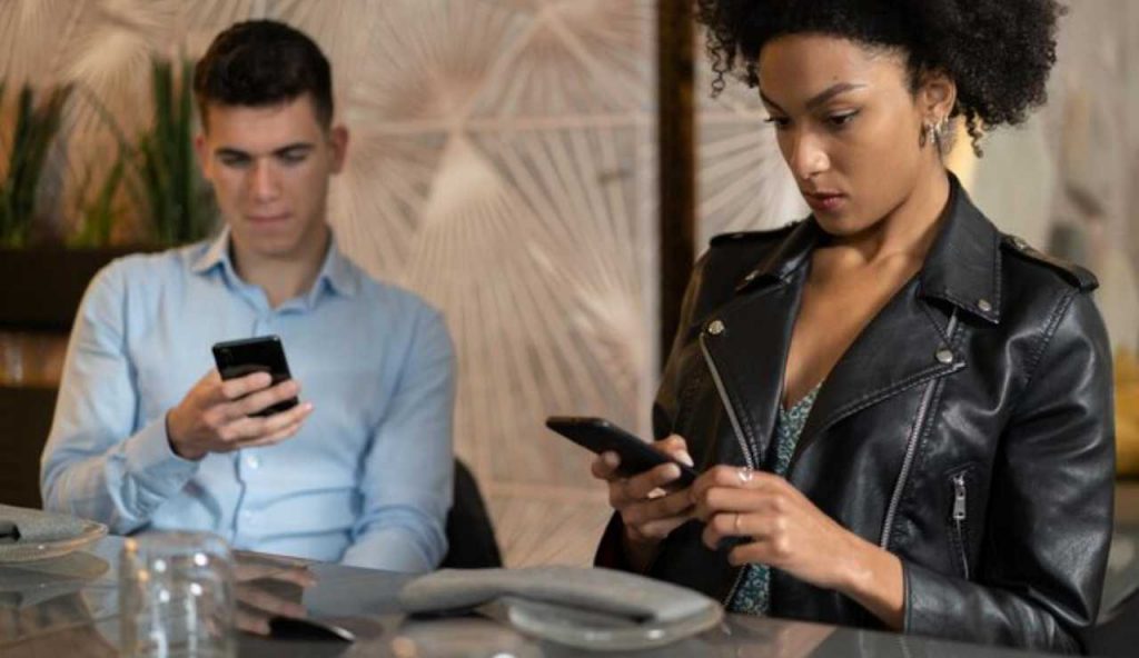 Persone turbate al cellulare