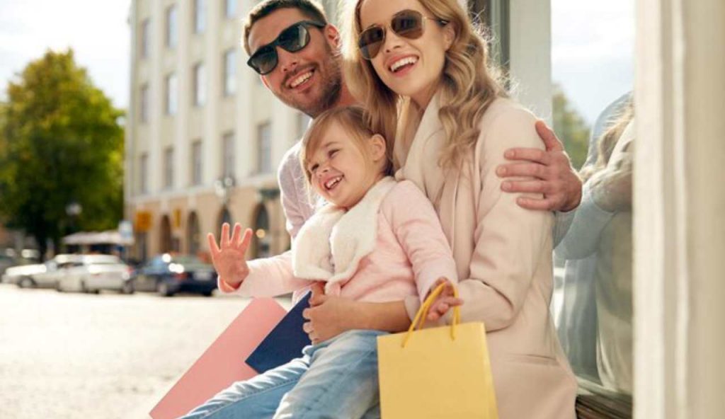 Uomo e donna con figlia