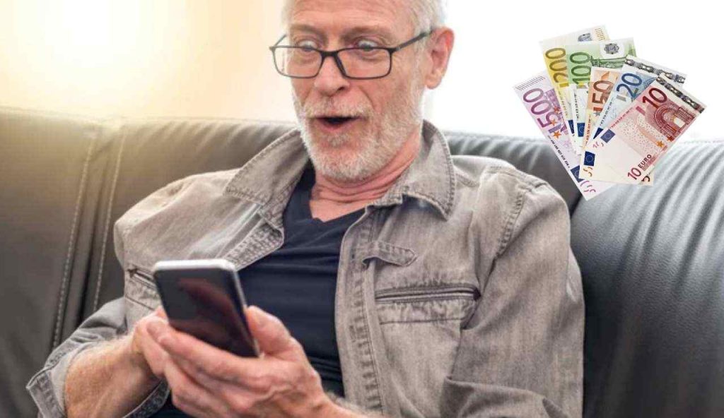 Uomo sorpreso allo smartphone e soldi (Depositphotos foto) - www.statodonna.it