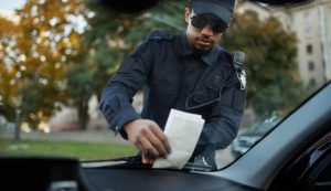 Uomo che fa una multa