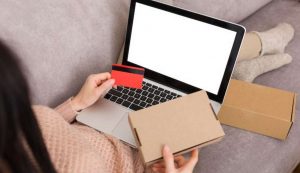 Persona con carta e pc