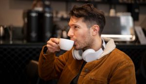 Uomo che beve il caffè