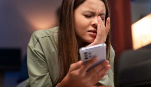 Giovane donna al cellulare