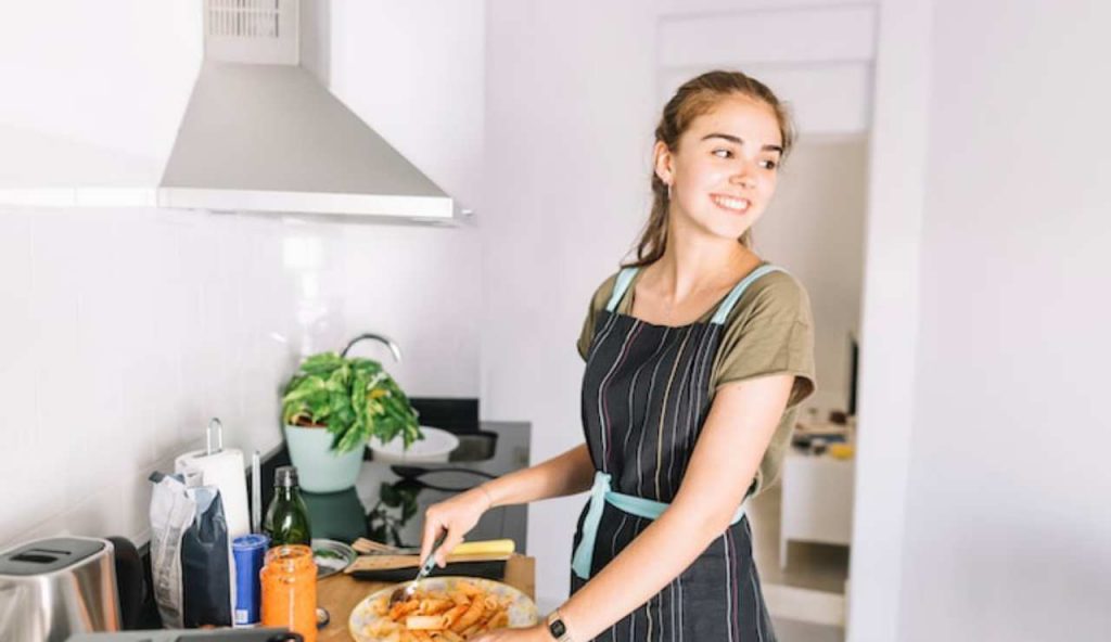 Donna che cucina