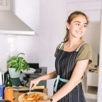 Donna che cucina