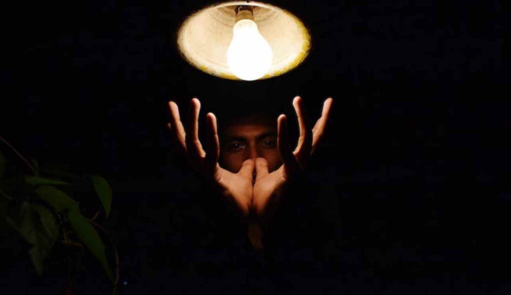 Persona con la luce accesa nel buio