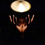 Persona con la luce accesa nel buio