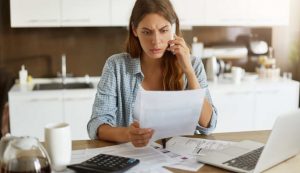 Donna che riceve una multa