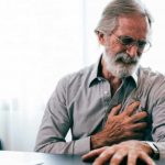 Uomo che avverte un fastidio al cuore