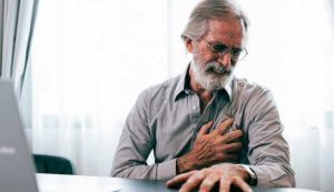 Uomo che avverte un fastidio al cuore