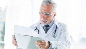 Dottore che fa una diagnosi