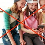 Ragazzine che studiano con telefono