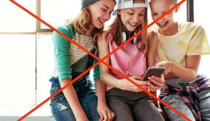 Ragazzine che studiano con telefono