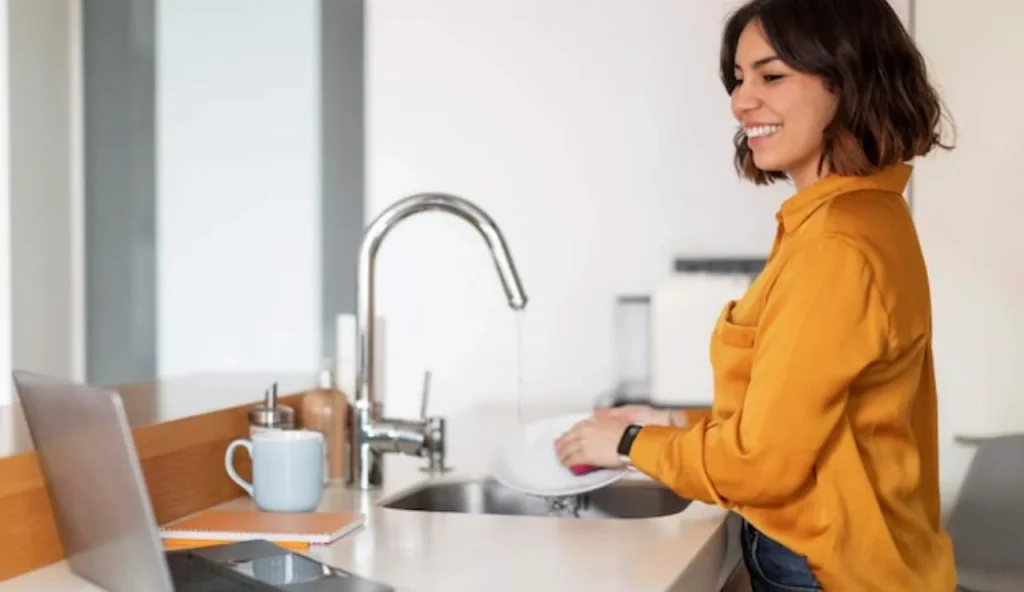 Donna che lava i piatti