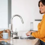 Donna che lava i piatti