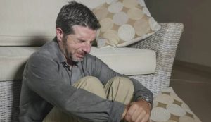 Uomo piange (Depositphotos foto) - www.statodonna.it